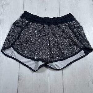Lululemon Women’s 4 Black White Flower Lined Tracker Shorts 4” Stretch Gym